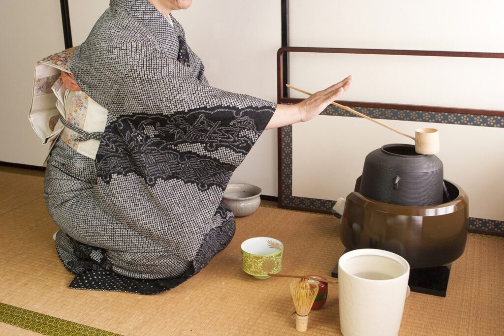 茶道の一場面。茶釜の買取・査定に役立つ、茶道具の価値を高めるポイントを解説。