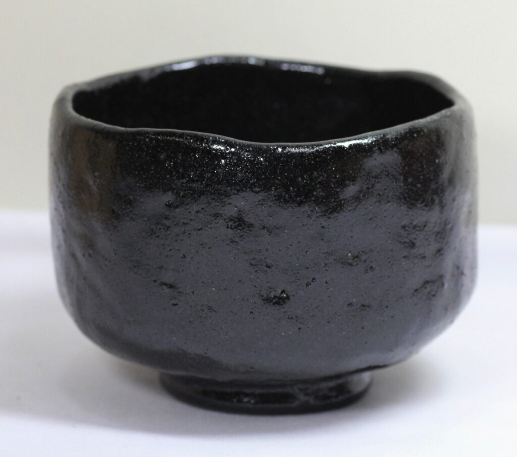 武者小路千家で好まれる黒楽茶碗。素朴な中に静かな品格が宿る。