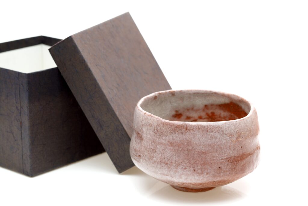 茶碗と共箱の写真。大徳寺書付の茶道具の価値や真贋を見極める際に参考となる、共箱付き茶道具のイメージ。