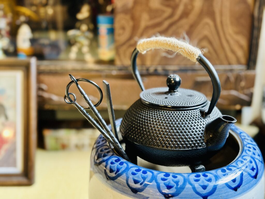 和室に置かれた霰文様の鉄瓶。鉄瓶査定では銘や付属品、保存状態の確認が重要です。