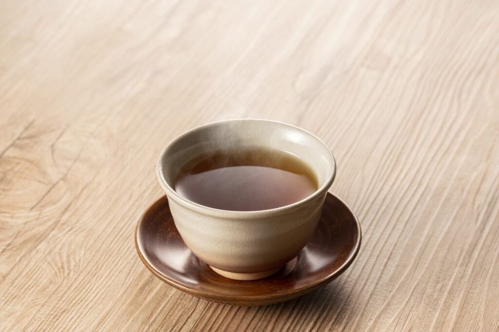 丁寧に扱われた茶托と湯呑み。信頼できる買取業者に茶托を査定依頼する前に確認すべきポイントを伝えるイメージ。