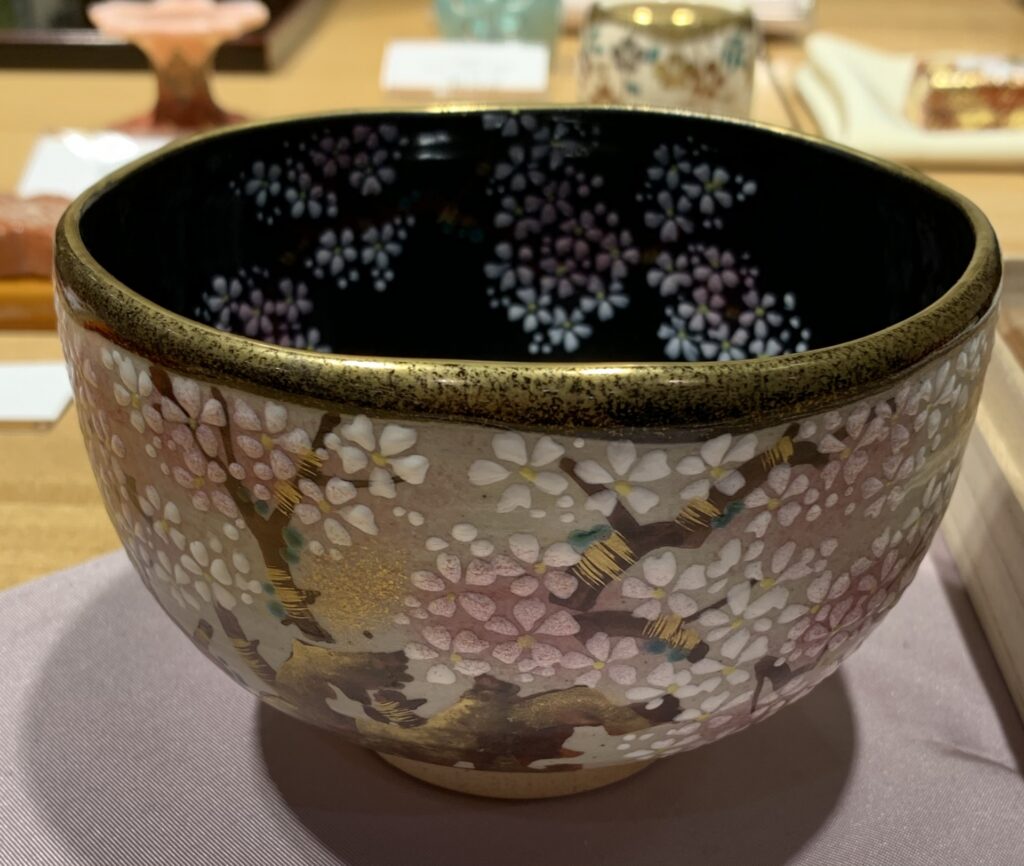 桜模様の色絵が施された京焼（清水焼）の茶碗。買取査定時には共箱・作家銘とともに作風も重要視される
