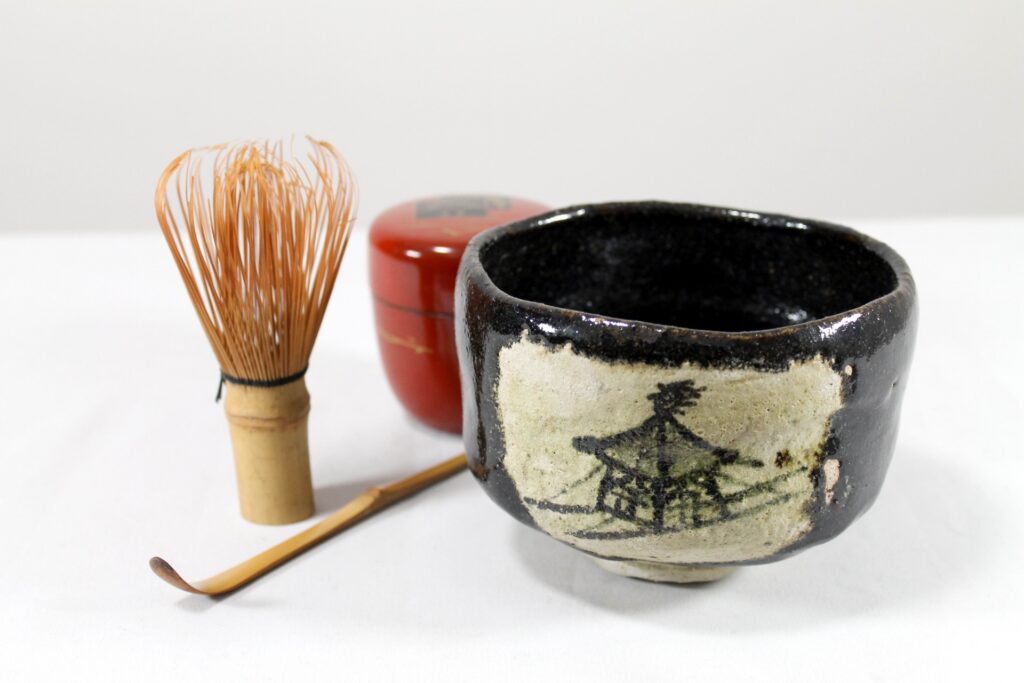 古清水焼風の茶碗と茶筅・茶杓・棗の茶道具セット。日本の伝統美を感じさせる器で、茶の湯文化や清水焼の違いを学べる。