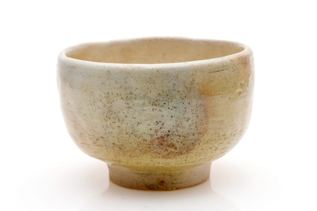 焼締めの風合いを持つ素朴な茶碗。淡い黄灰色の釉調と控えめな窯変が特徴で、武者小路千家が重んじる「用の美」を体現している。